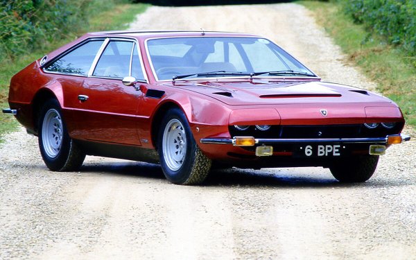 Ефективно, умалено  издание на Espada на Lamborghini, моделът Jarama включва същия 3929 куб см V12 мото отпред, 2+2 места и 350-385 к.с. Направени са 327 коли.
